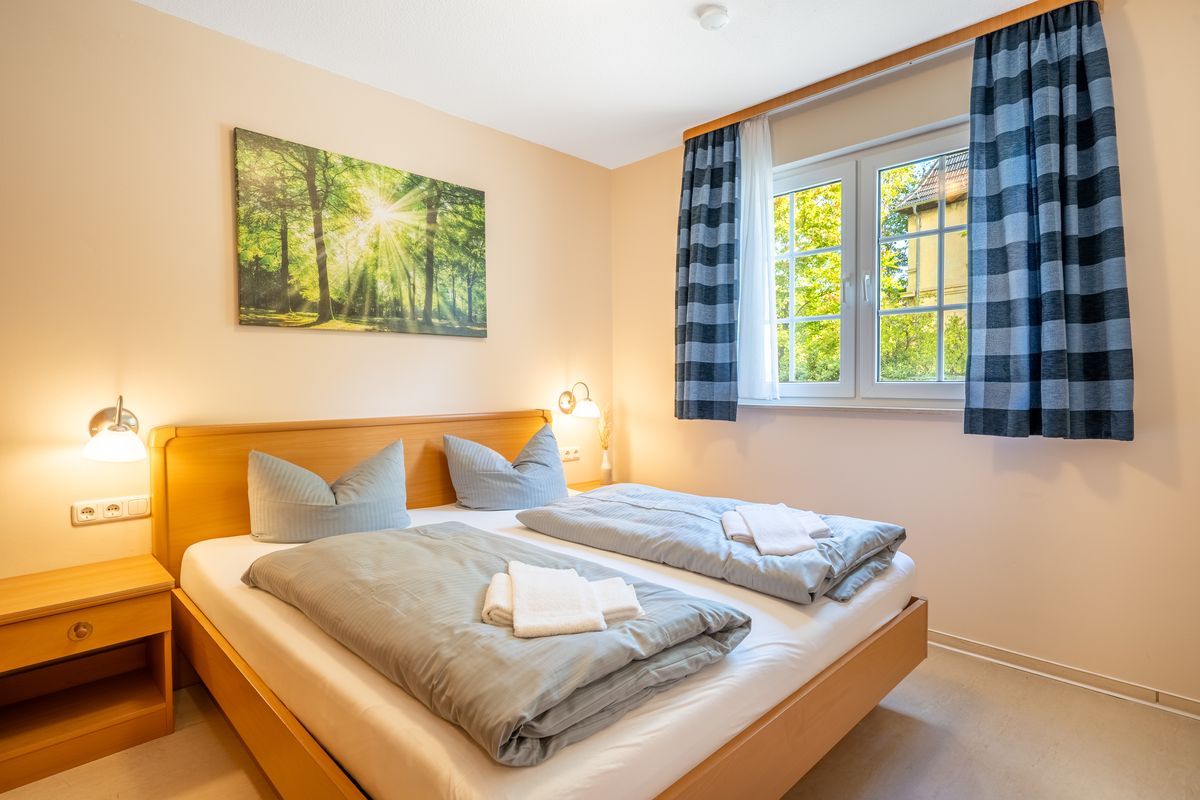 Schlafzimmer mit Doppelbett