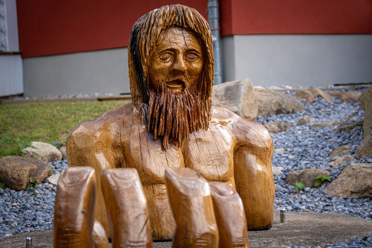 Holzskulptur im Garten des Gasthauses