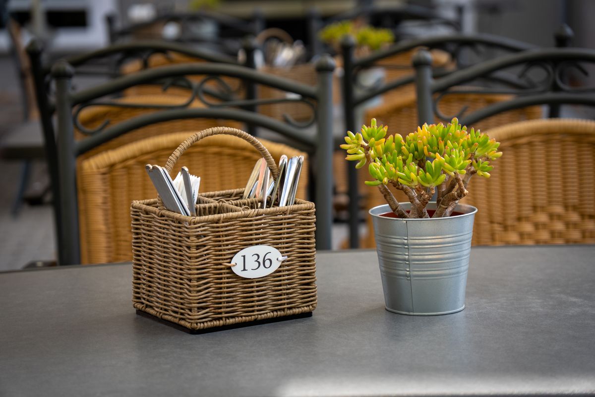 Gedeckter Tisch auf der Terrasse