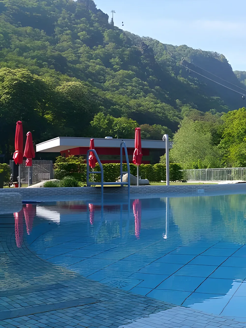 Therme Bodetal, umgeben von einer Gebirgslandschaft